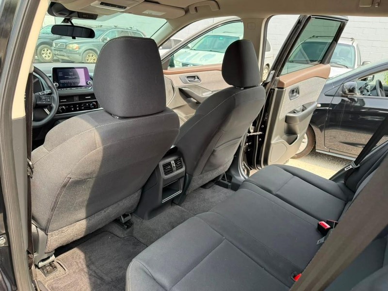 Nissan Rogue Vehicle Full-screen Gallery Image 16