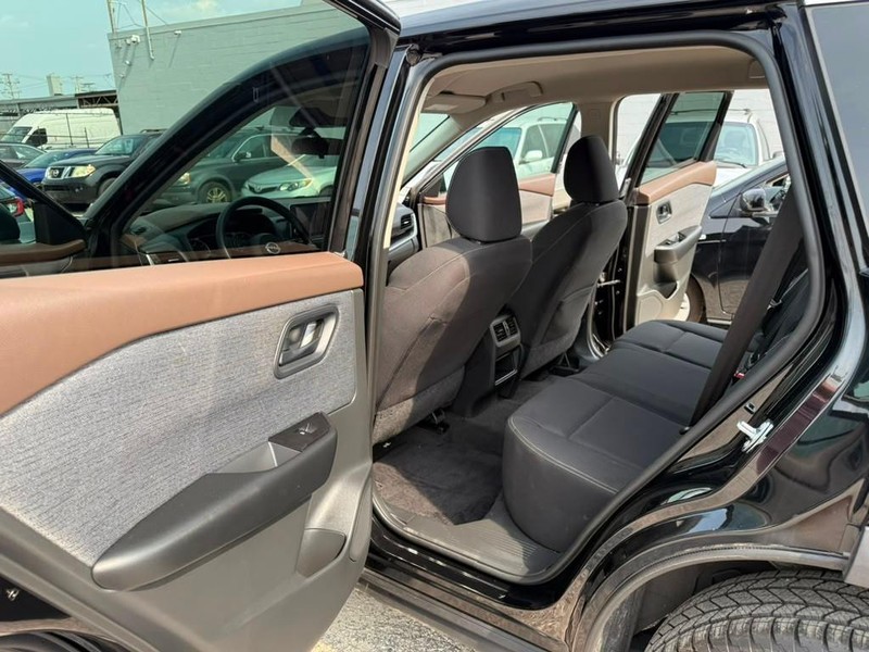 Nissan Rogue Vehicle Full-screen Gallery Image 17