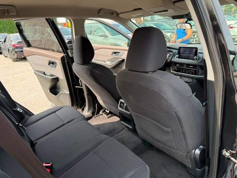 Nissan Rogue Vehicle Full-screen Gallery Image 18