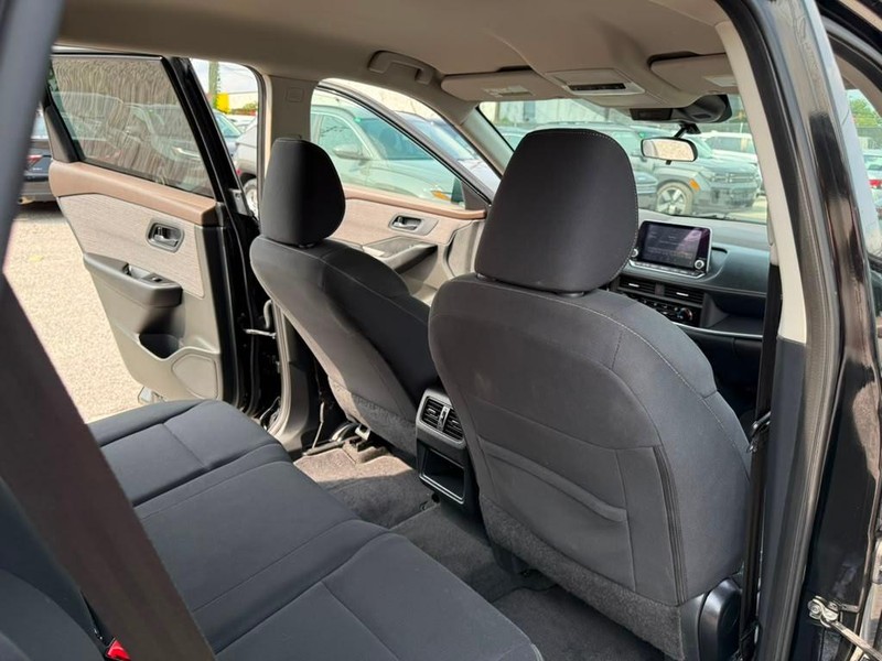 Nissan Rogue Vehicle Full-screen Gallery Image 19