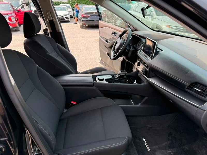 Nissan Rogue Vehicle Full-screen Gallery Image 20
