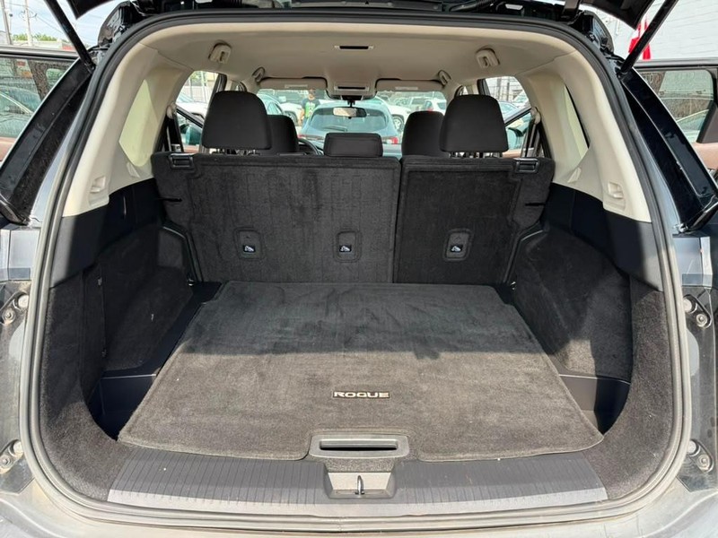 Nissan Rogue Vehicle Full-screen Gallery Image 21