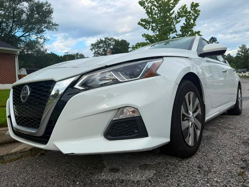 Nissan Altima Vehicle Full-screen Gallery Image 2