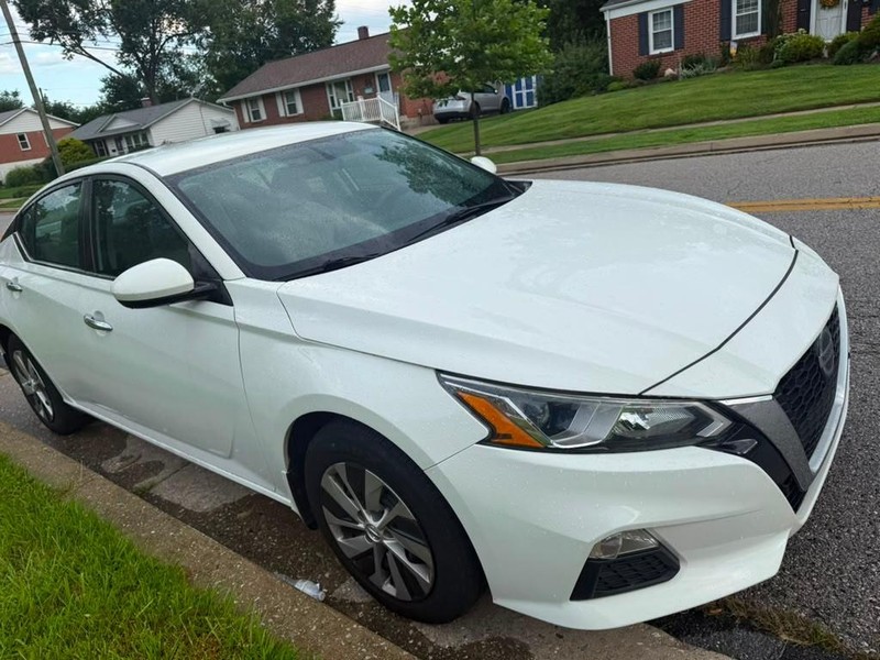 Nissan Altima Vehicle Full-screen Gallery Image 3
