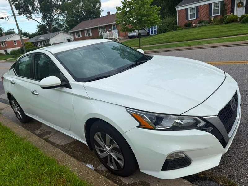 Nissan Altima Vehicle Full-screen Gallery Image 4