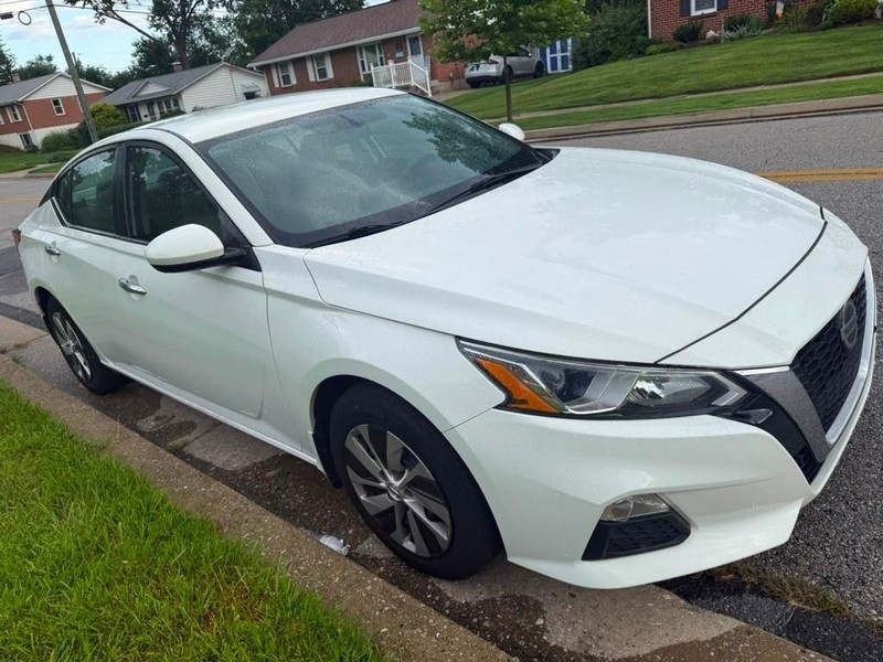 Nissan Altima Vehicle Full-screen Gallery Image 5