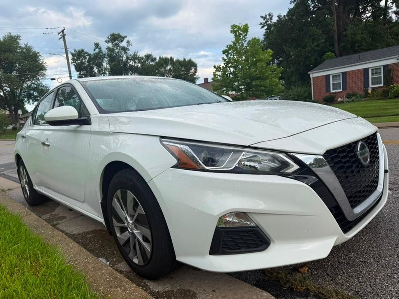 Nissan Altima Vehicle Full-screen Gallery Image 6