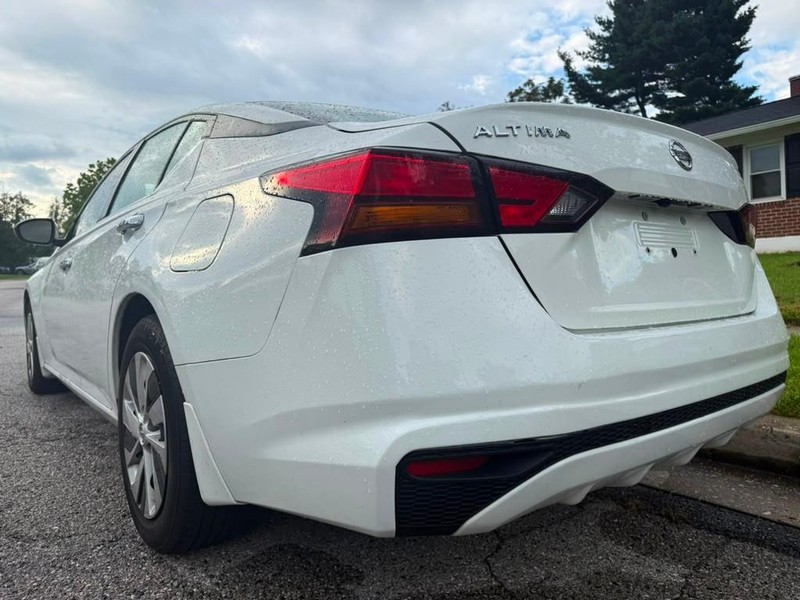 Nissan Altima Vehicle Full-screen Gallery Image 8