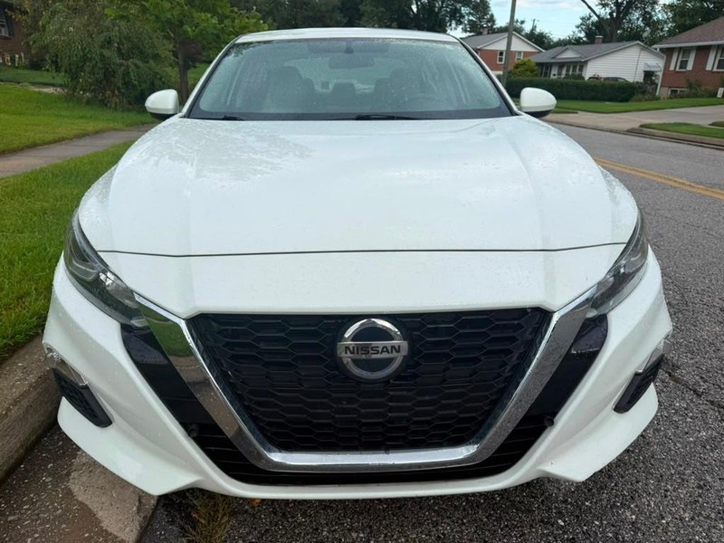 Nissan Altima Vehicle Full-screen Gallery Image 9