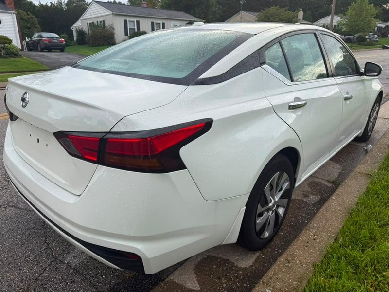 Nissan Altima Vehicle Full-screen Gallery Image 10