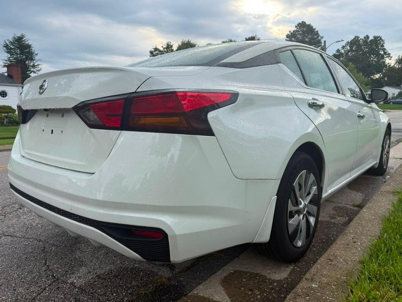 Nissan Altima Vehicle Full-screen Gallery Image 11