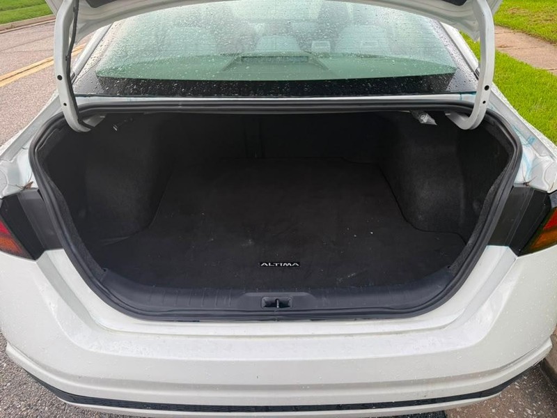 Nissan Altima Vehicle Full-screen Gallery Image 12