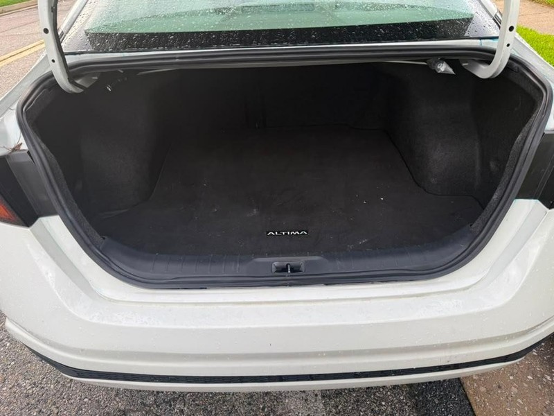 Nissan Altima Vehicle Full-screen Gallery Image 13