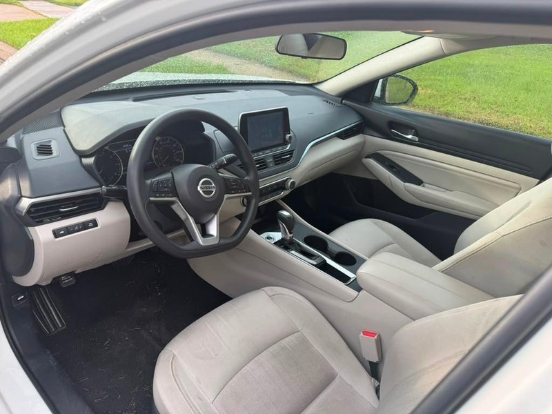 Nissan Altima Vehicle Full-screen Gallery Image 14