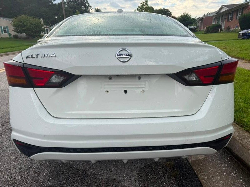 Nissan Altima Vehicle Full-screen Gallery Image 15
