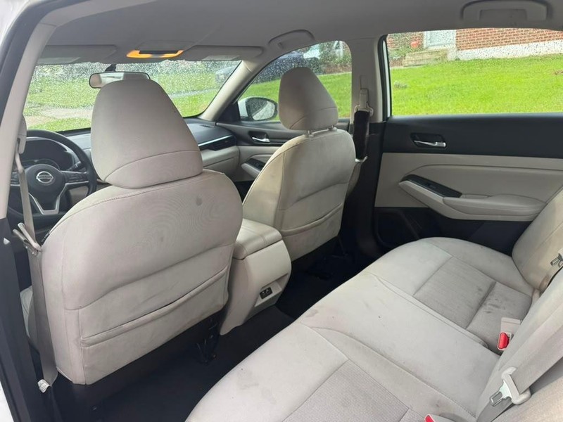 Nissan Altima Vehicle Full-screen Gallery Image 16