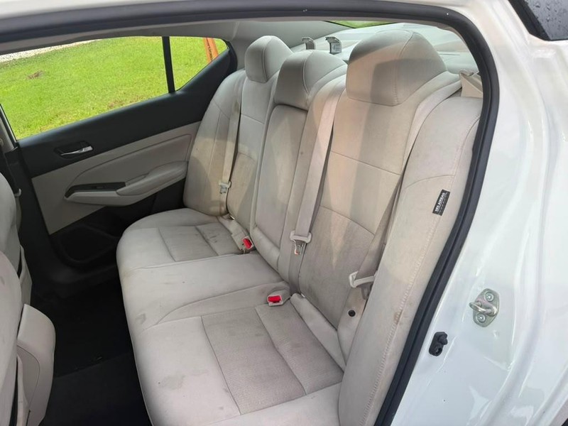 Nissan Altima Vehicle Full-screen Gallery Image 17