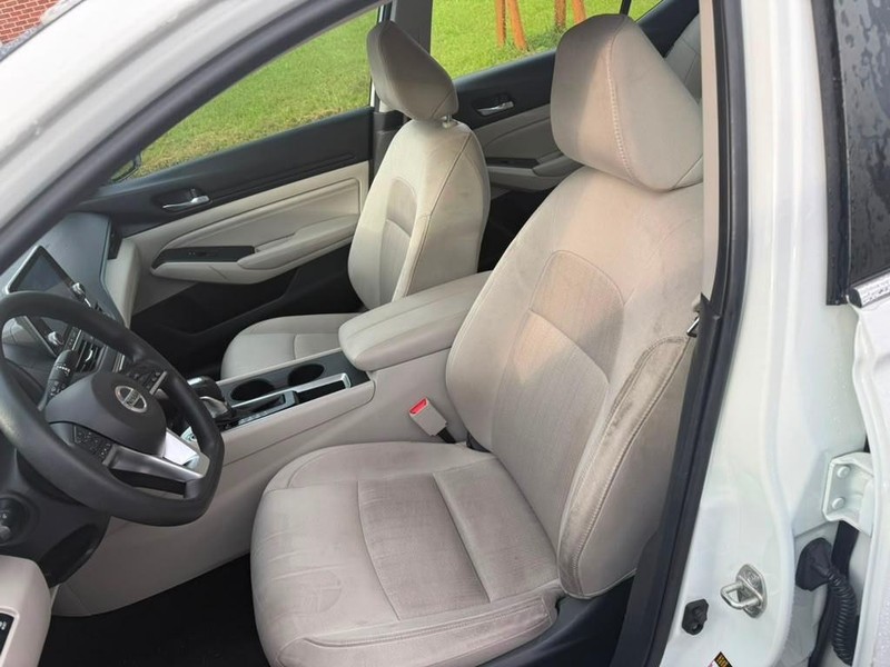 Nissan Altima Vehicle Full-screen Gallery Image 18