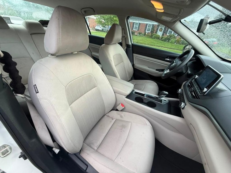 Nissan Altima Vehicle Full-screen Gallery Image 19