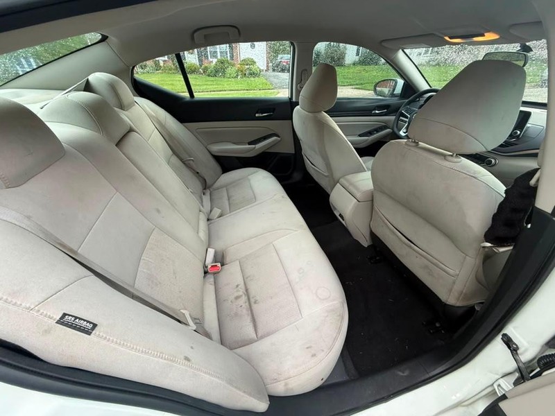 Nissan Altima Vehicle Full-screen Gallery Image 20