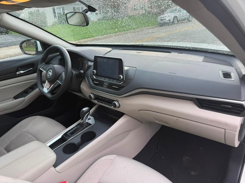 Nissan Altima Vehicle Full-screen Gallery Image 21