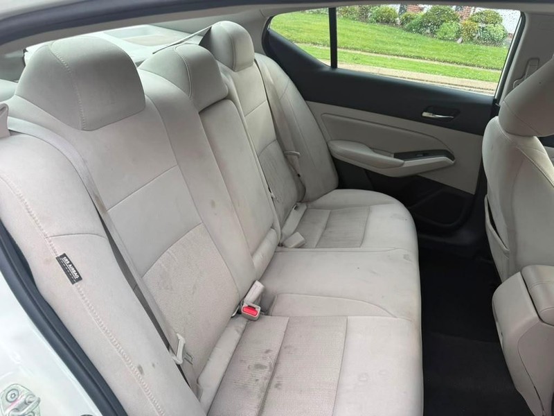 Nissan Altima Vehicle Full-screen Gallery Image 22