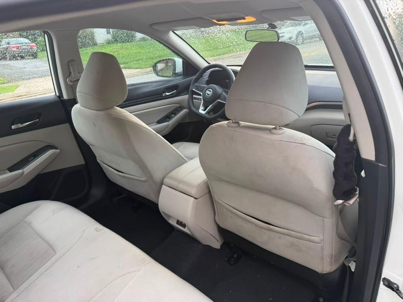 Nissan Altima Vehicle Full-screen Gallery Image 23