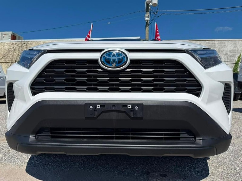 Toyota RAV4 Vehicle Full-screen Gallery Image 3