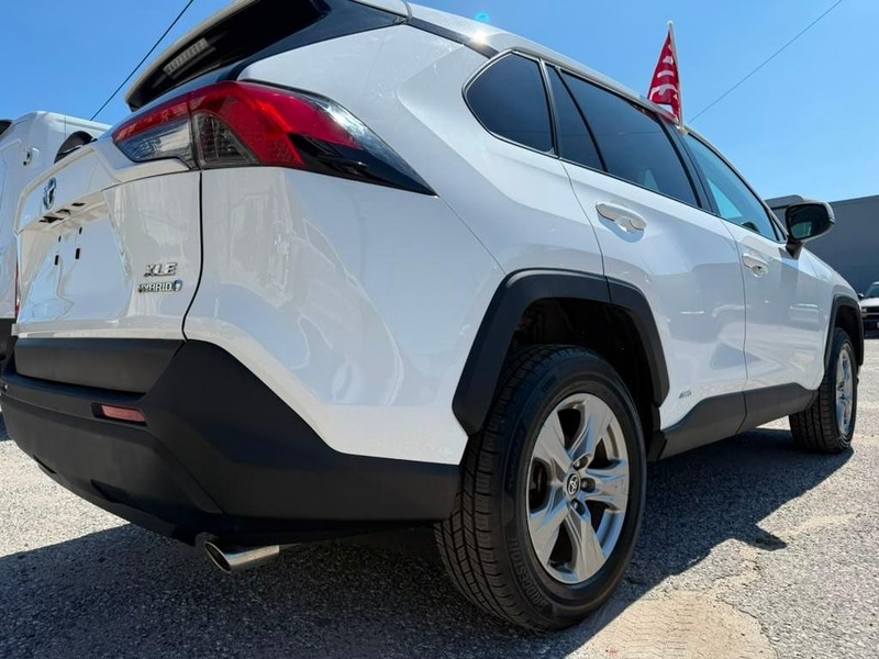 Toyota RAV4 Vehicle Full-screen Gallery Image 7