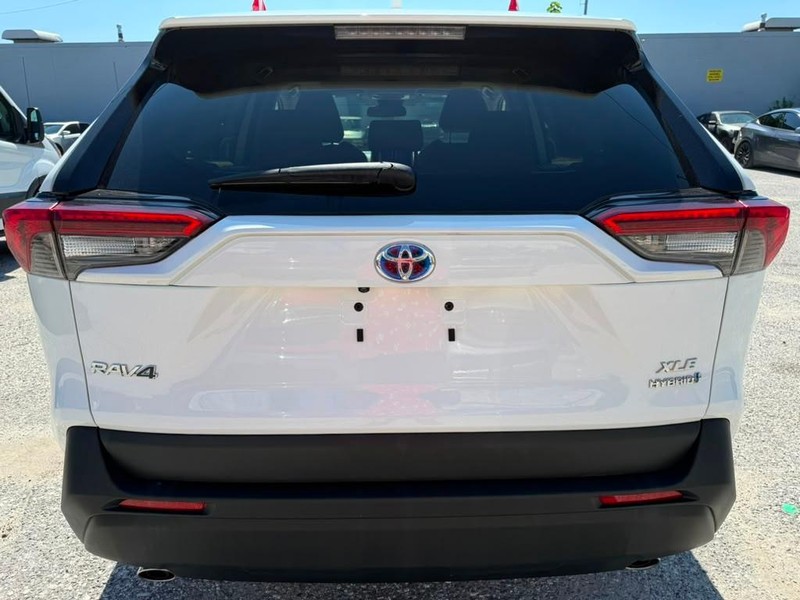 Toyota RAV4 Vehicle Full-screen Gallery Image 8