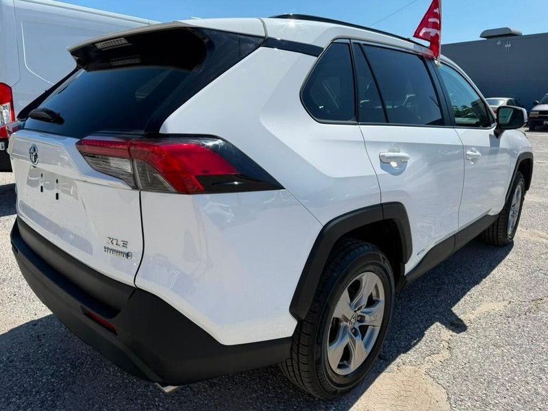 Toyota RAV4 Vehicle Full-screen Gallery Image 9