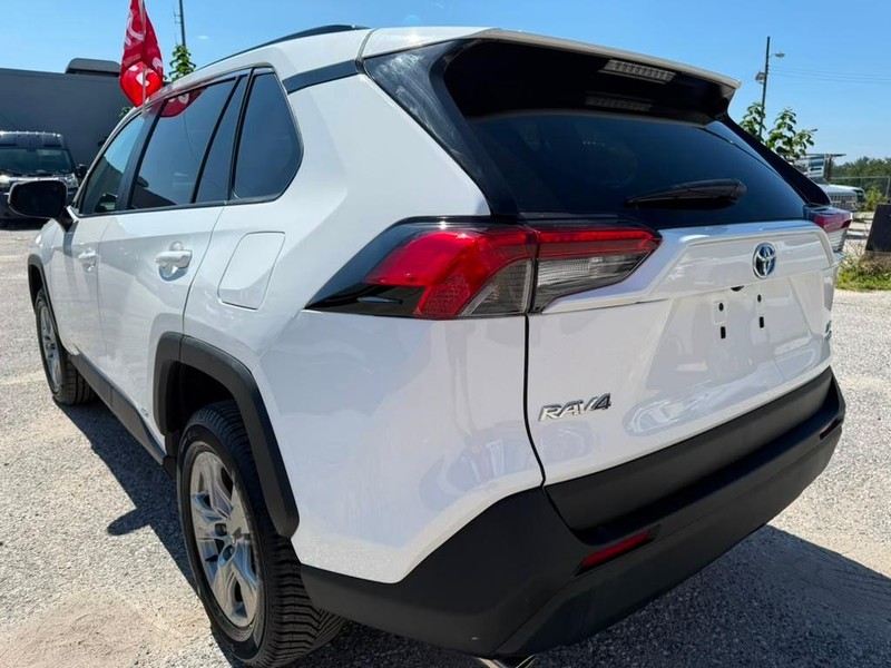 Toyota RAV4 Vehicle Full-screen Gallery Image 10
