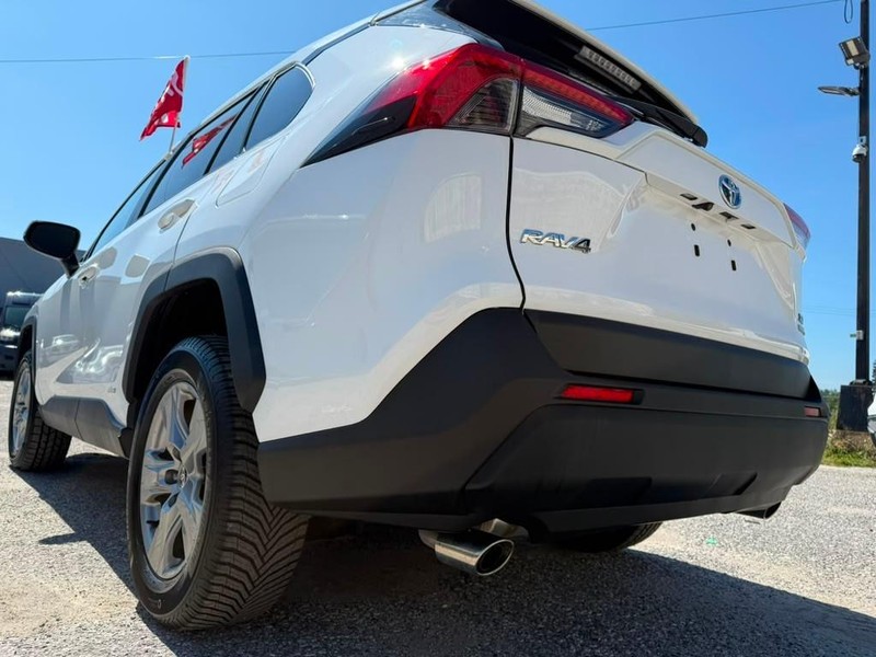 Toyota RAV4 Vehicle Full-screen Gallery Image 11
