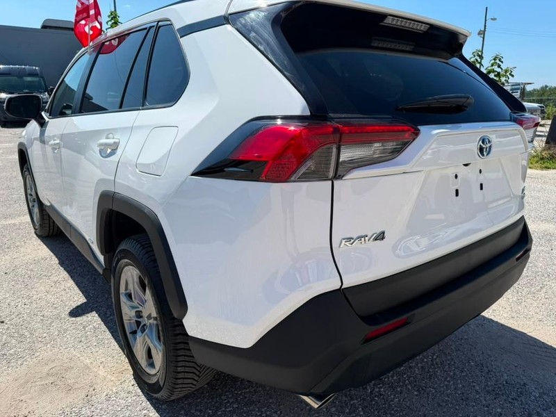 Toyota RAV4 Vehicle Full-screen Gallery Image 12