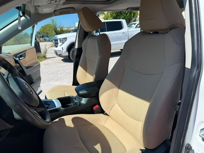 Toyota RAV4 Vehicle Full-screen Gallery Image 13