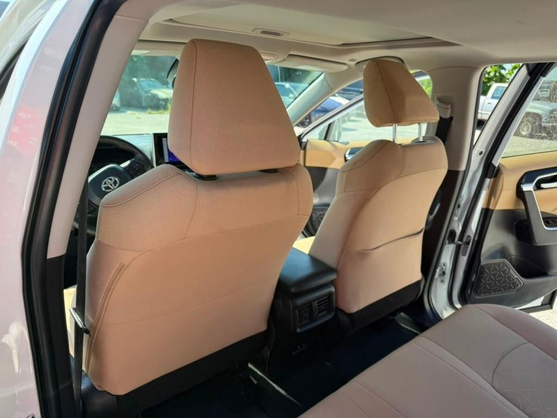 Toyota RAV4 Vehicle Full-screen Gallery Image 14