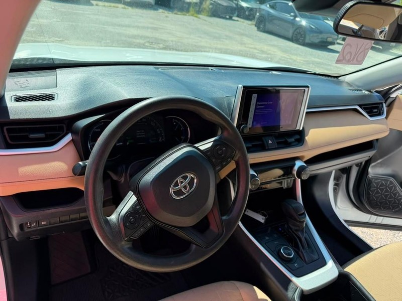Toyota RAV4 Vehicle Full-screen Gallery Image 15