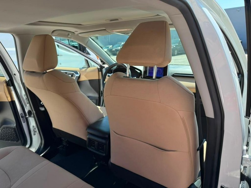 Toyota RAV4 Vehicle Full-screen Gallery Image 16