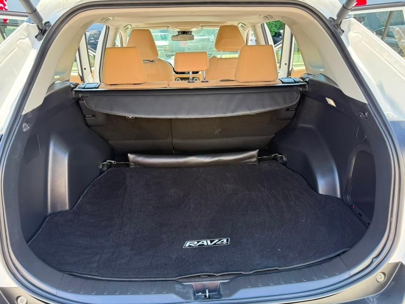 Toyota RAV4 Vehicle Full-screen Gallery Image 17