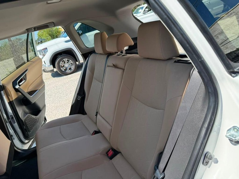 Toyota RAV4 Vehicle Full-screen Gallery Image 19