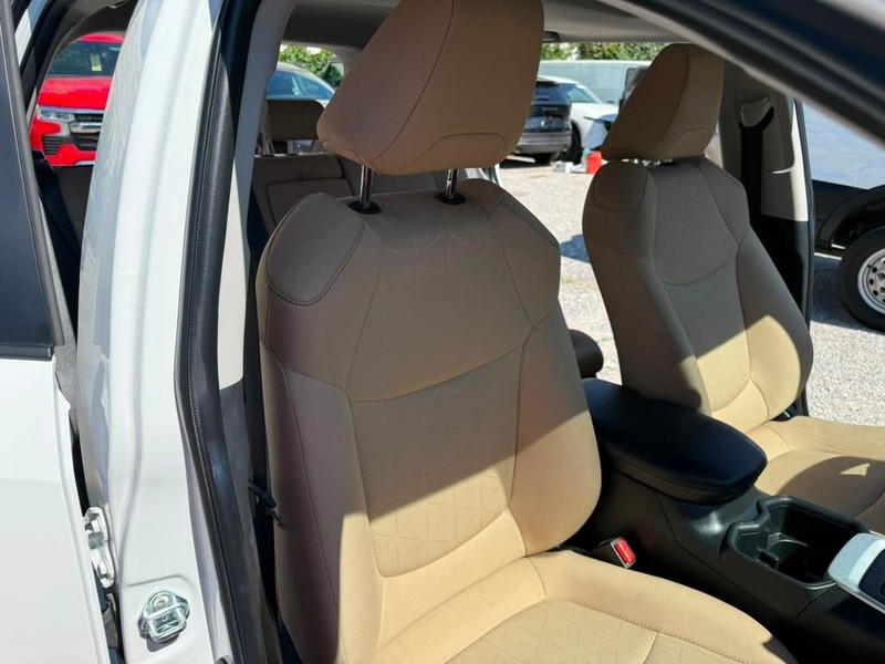 Toyota RAV4 Vehicle Full-screen Gallery Image 20