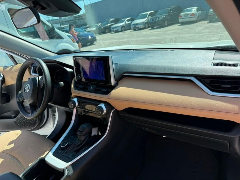 Toyota RAV4 Vehicle Full-screen Gallery Image 21