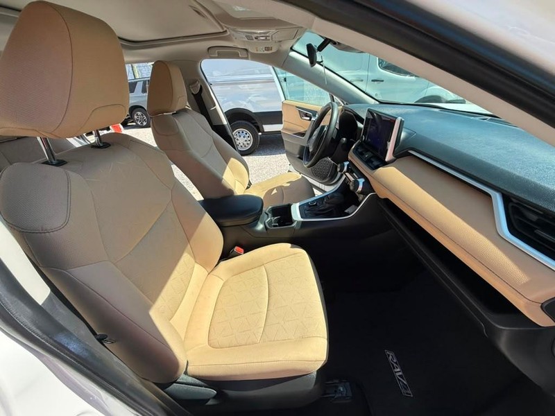 Toyota RAV4 Vehicle Full-screen Gallery Image 22