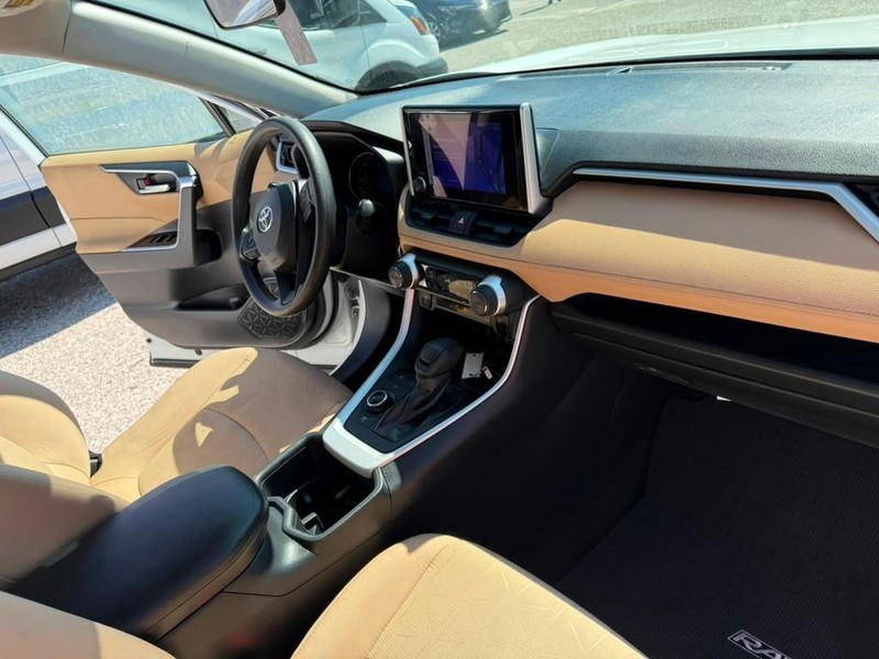 Toyota RAV4 Vehicle Full-screen Gallery Image 23