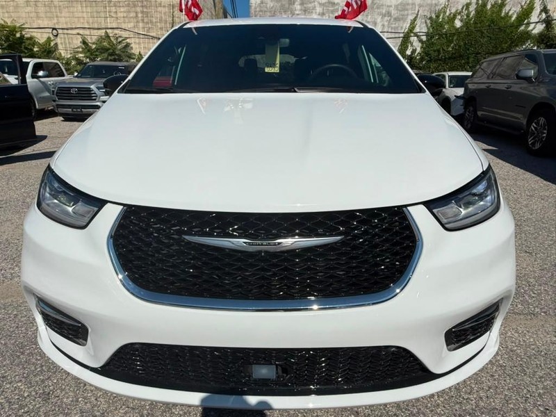 Chrysler Pacifica Vehicle Full-screen Gallery Image 2
