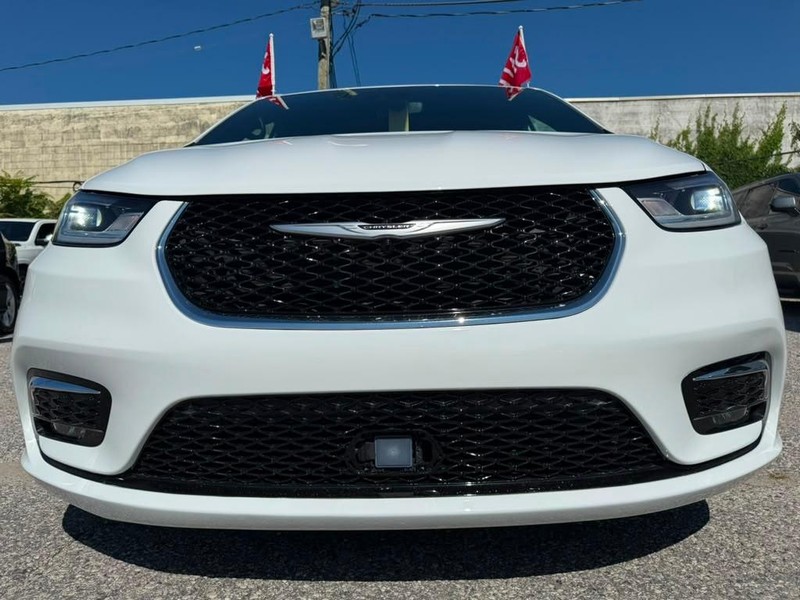 Chrysler Pacifica Vehicle Full-screen Gallery Image 3