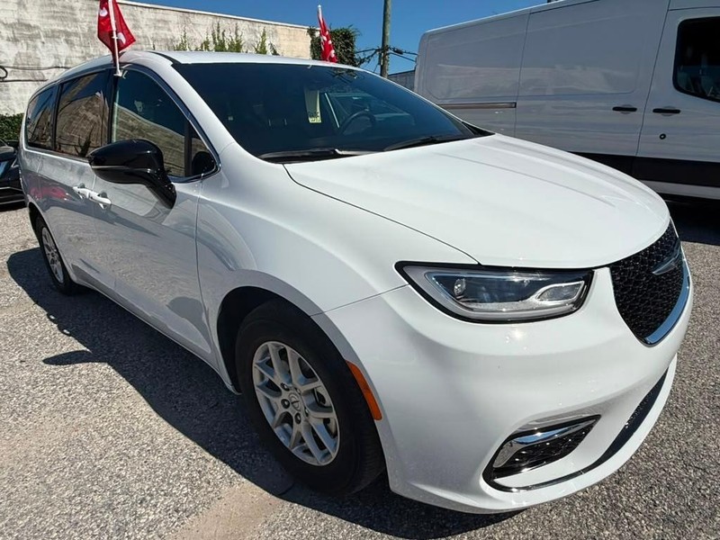 Chrysler Pacifica Vehicle Full-screen Gallery Image 4
