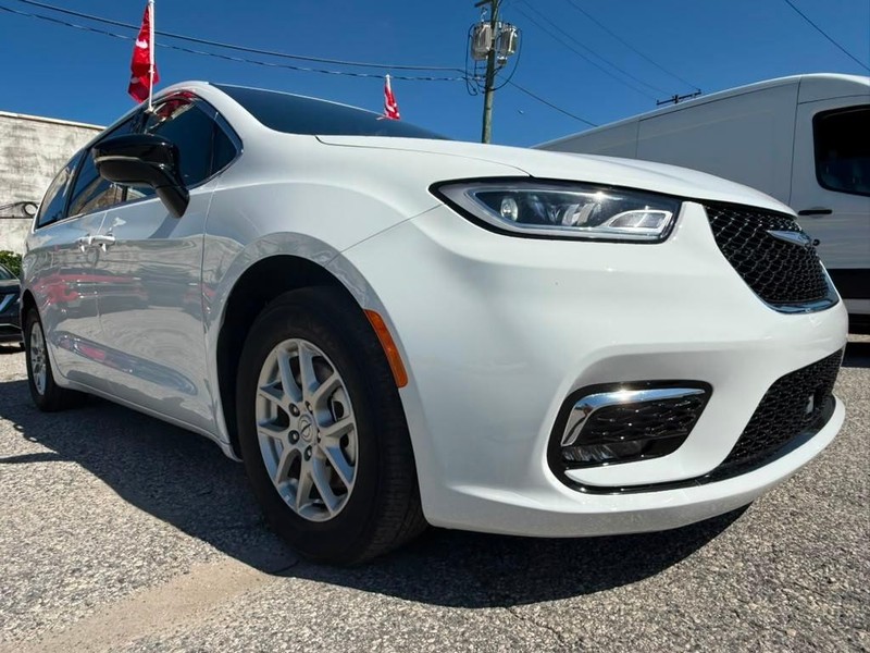 Chrysler Pacifica Vehicle Full-screen Gallery Image 5