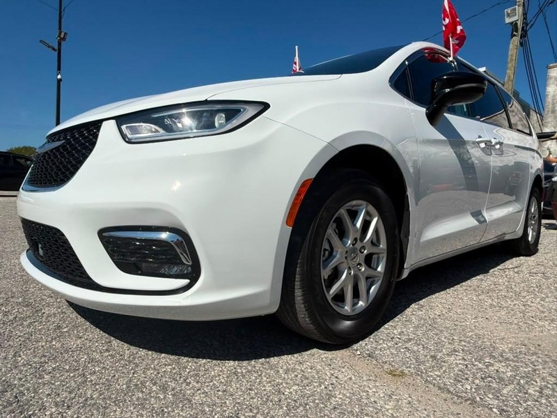 Chrysler Pacifica Vehicle Full-screen Gallery Image 6