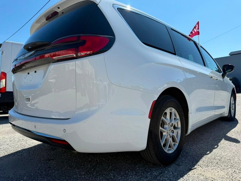 Chrysler Pacifica Vehicle Full-screen Gallery Image 7